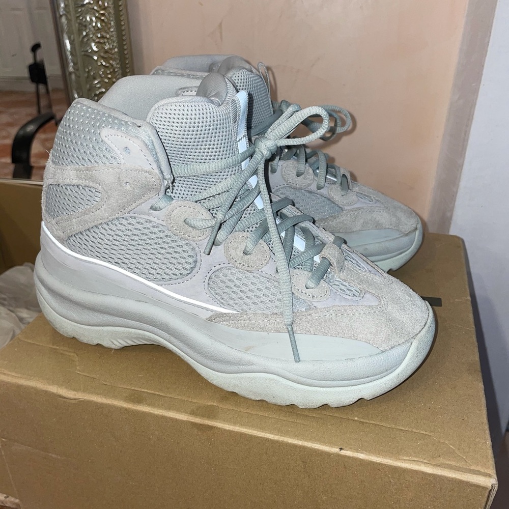 DSRT YEEZY BOOT ICE BLUE SZ 5 MALE